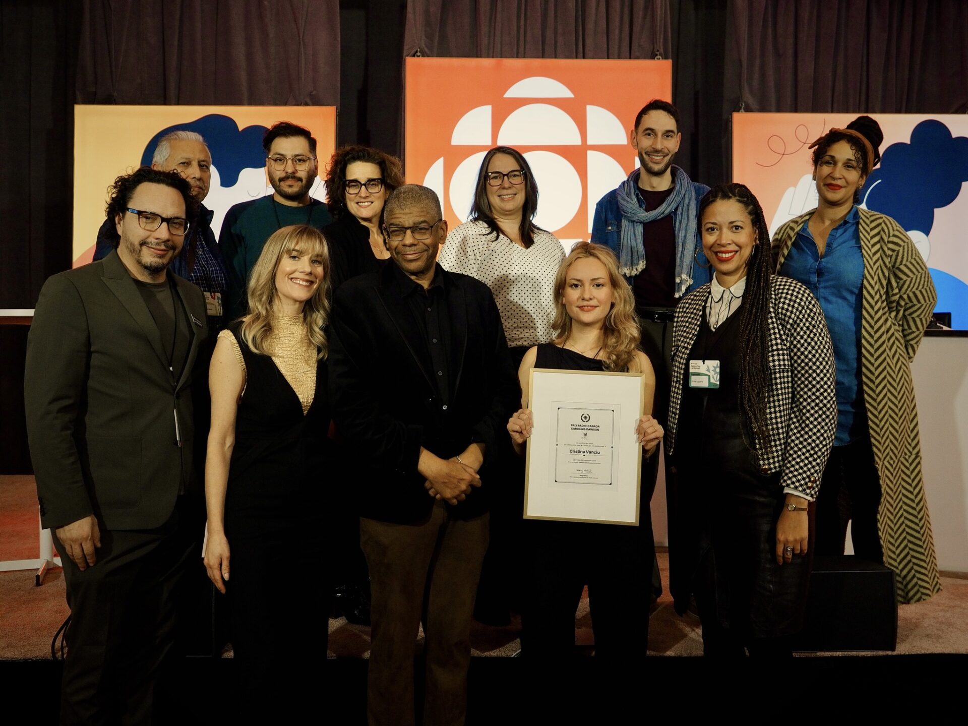 Femmes silencieuses de Cristina Vanciu remporte le Prix Radio-Canada Caroline-Dawson – édition 2025 Femmes silencieuses de Cristina Vanciu remporte le Prix Radio-Canada Caroline-Dawson - édition 2025